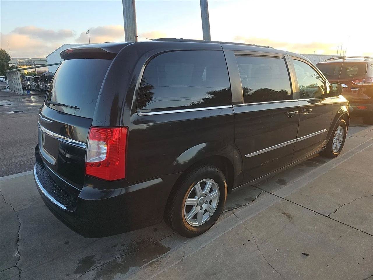 Used 2012 Chrysler Town & Country Touring FWD image 4