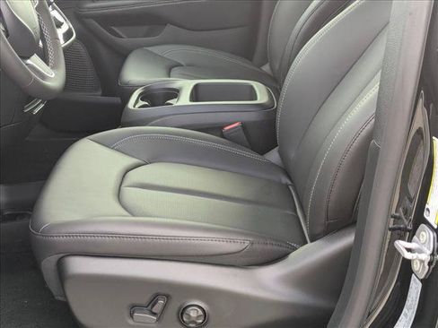 New 2026 Chrysler Pacifica Select FWD image 4