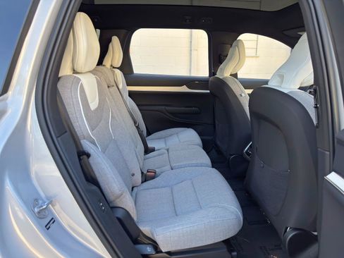Used 2025 Volvo EX90 Ultra AWD/4WD image 38