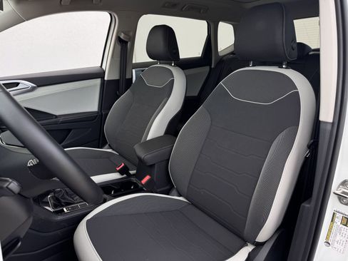 Used 2025 Volkswagen Taos SE image 23