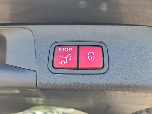 Used 2021 Mercedes-Benz GLB 250 w/ Premium Package image 8