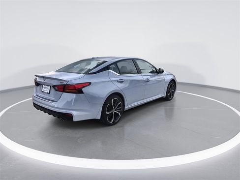 Used 2023 Nissan Altima 2.5 SR w/ SR Premium Package image 8