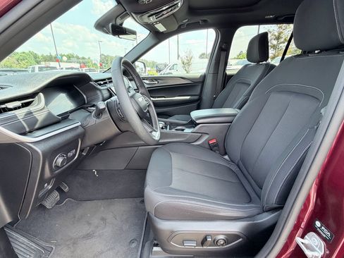 Used 2025 Jeep Grand Cherokee Laredo X RWD image 21