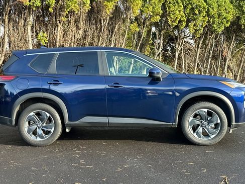 Used 2024 Nissan Rogue SV image 3