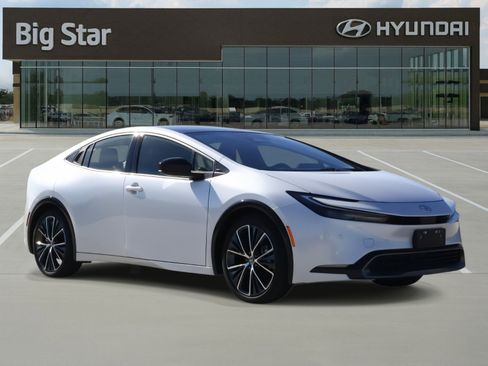 Used 2025 Toyota Prius XLE image 6