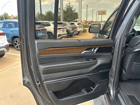 Used 2022 Jeep Grand Wagoneer Series II w/ Premium Group II AWD/4WD image 14