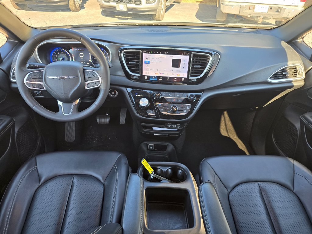 Used 2025 Chrysler Pacifica Select FWD image 5
