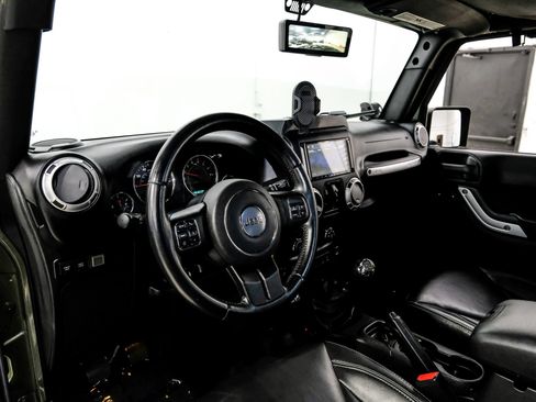 Used 2015 Jeep Wrangler Unlimited Rubicon w/ Connectivity Group AWD/4WD image 24