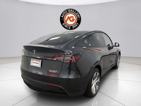 Used 2024 Tesla Model Y Long Range AWD/4WD image 3