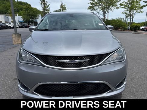 Used 2020 Chrysler Pacifica Touring FWD image 11