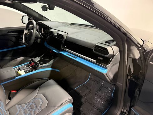 Used 2025 Lamborghini Urus SE AWD/4WD image 44