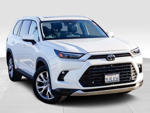 Used 2024 Toyota Grand Highlander FWD image 2