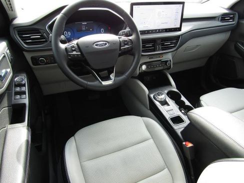 Used 2023 Ford Escape Platinum image 2