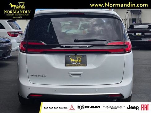 New 2027 Chrysler Pacifica Select FWD image 5
