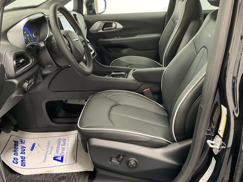 New 2025 Chrysler Pacifica Limited image 11