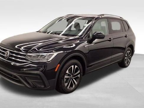 Used 2024 Volkswagen Tiguan S image 3