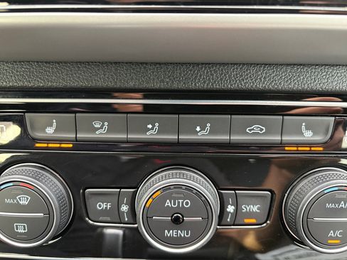 Certified 2022 Volkswagen Atlas Cross Sport SE w/ Panoramic Sunroof Package FWD image 22