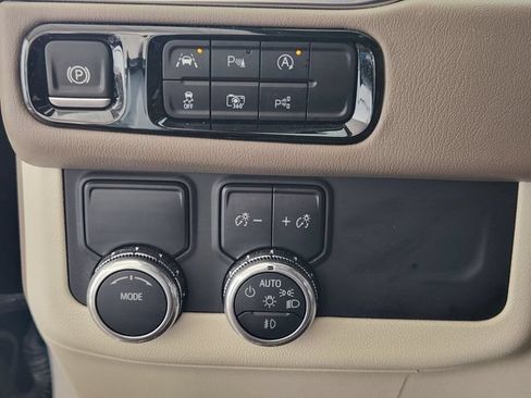 Used 2025 GMC Yukon Denali w/ Sun & Power Step Package RWD image 20