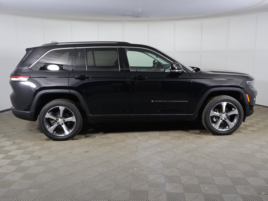 Used 2023 Jeep Grand Cherokee Limited AWD/4WD image 16