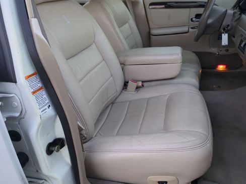 Used 2000 Lincoln Town Car Signature RWD image 21