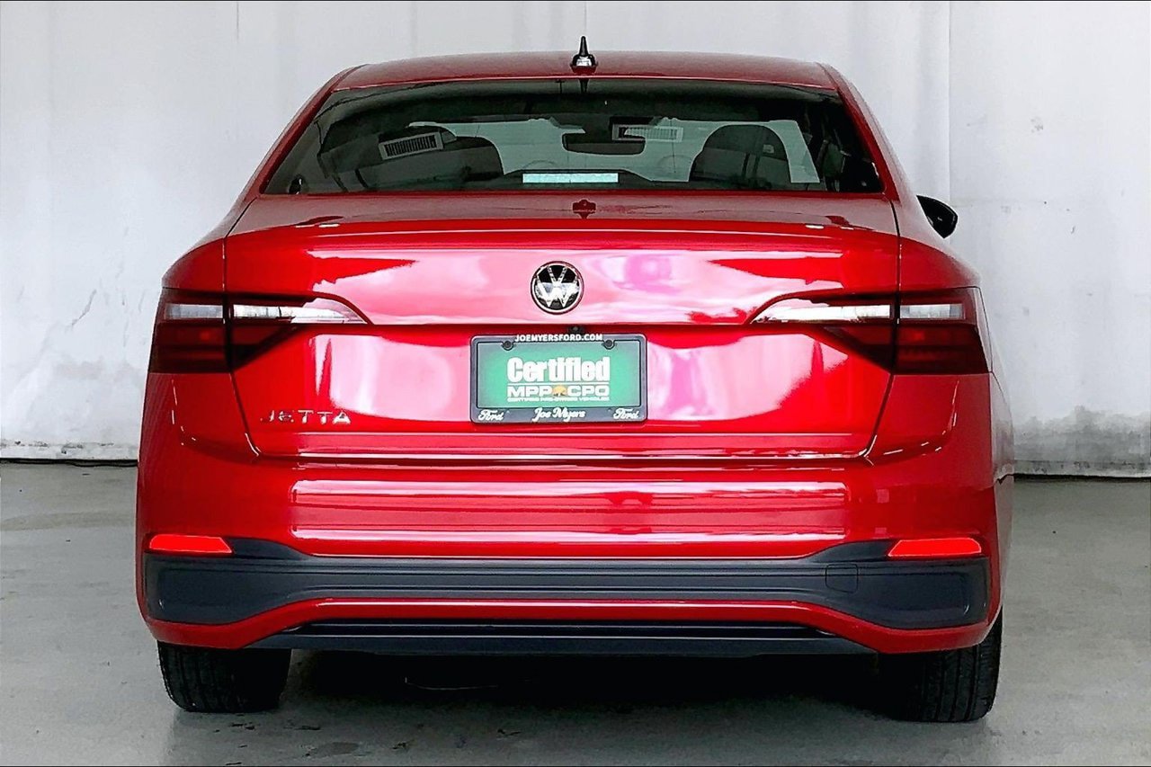 Used 2024 Volkswagen Jetta Sport FWD image 3