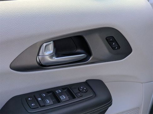 Used 2024 Chrysler Pacifica Touring-L image 14