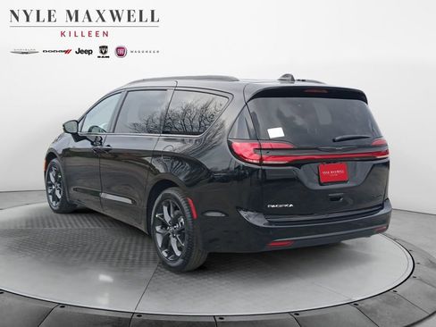 New 2026 Chrysler Pacifica Limited FWD image 14