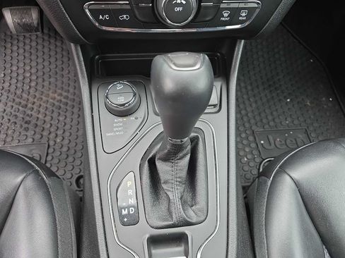 Used 2019 Jeep Cherokee Latitude Plus w/ Cold Weather Group AWD/4WD image 21