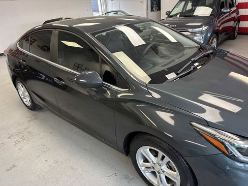 Used 2018 Chevrolet Cruze LT image 3