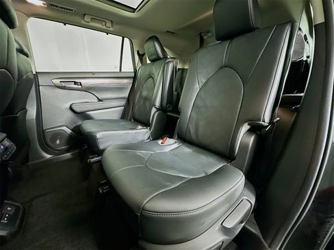 Used 2023 Toyota Highlander Platinum image 24