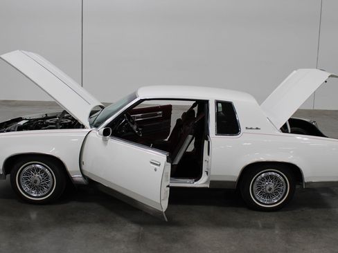 Used 1988 Oldsmobile Cutlass Supreme Classic Brougham RWD image 28