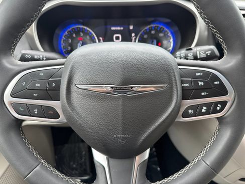 Used 2023 Chrysler Pacifica Touring-L image 20