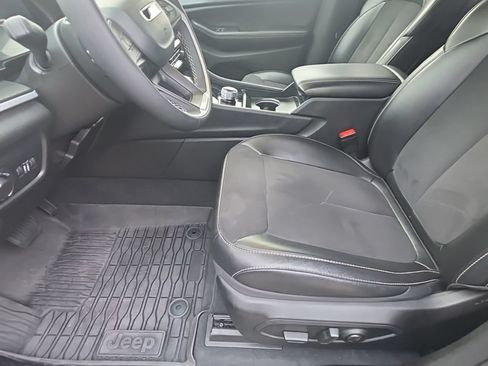 Used 2024 Jeep Grand Cherokee L Laredo RWD image 14