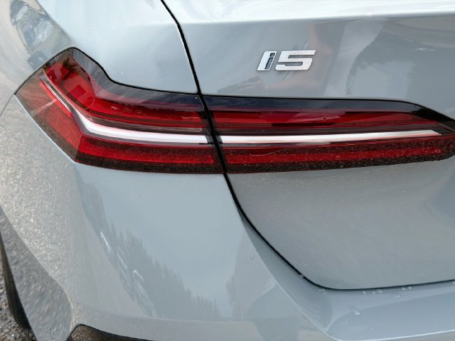 Used 2026 BMW i5 eDrive40 w/ M Sport Package RWD image 10