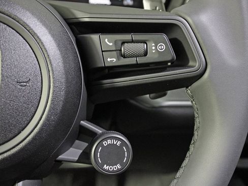 Used 2025 Porsche Cayenne image 25