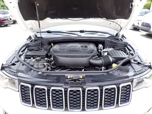 Used 2021 Jeep Grand Cherokee Laredo AWD/4WD image 13