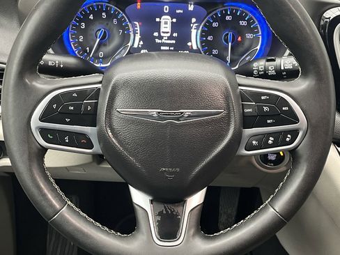 Used 2024 Chrysler Pacifica Touring-L image 15