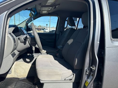 Used 2018 Nissan Frontier SV image 9