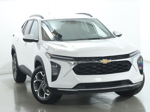 Used 2025 Chevrolet Trax LT w/ LT Convenience Package image 2