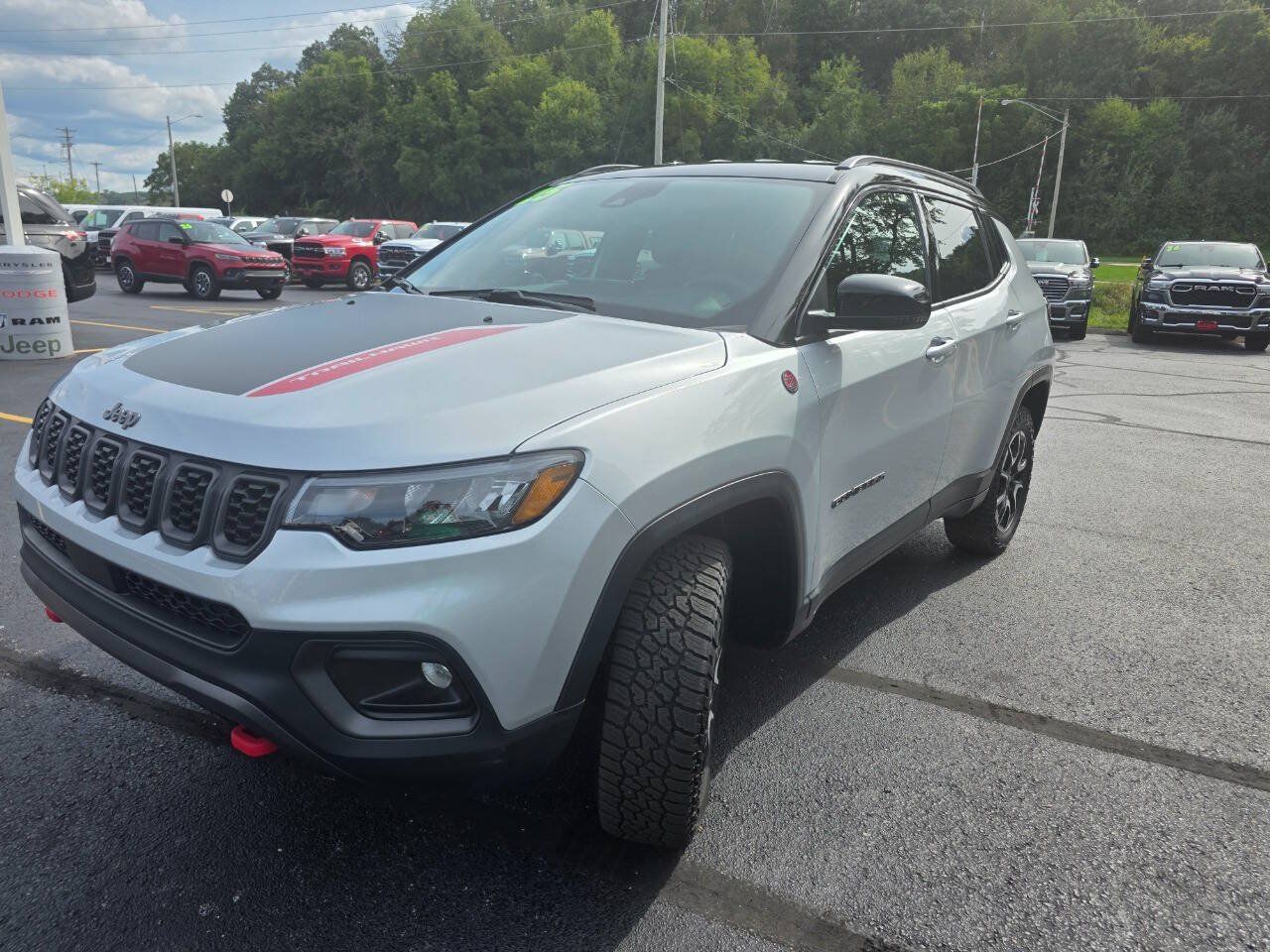 Used 2025 Jeep Compass Trailhawk w/ Trailhawk Convenience Group AWD/4WD image 6