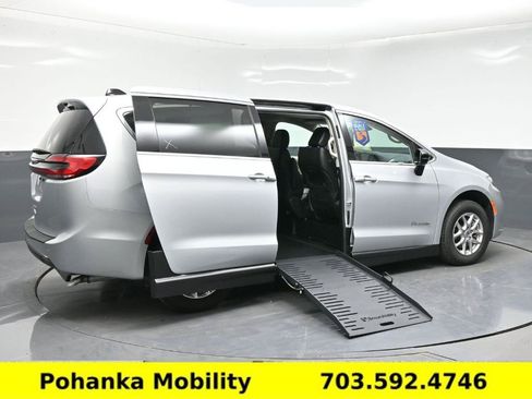 Used 2024 Chrysler Pacifica Touring-L FWD image 20