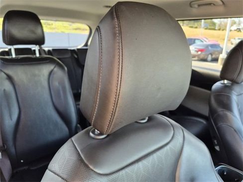 Used 2025 Kia Carnival image 12