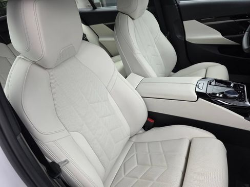 Used 2024 BMW 530i w/ Convenience Package RWD image 28