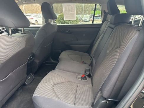 Used 2023 Toyota Highlander LE AWD/4WD image 27
