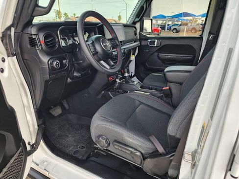 Used 2024 Jeep Gladiator Rubicon w/ Safety Group AWD/4WD image 15