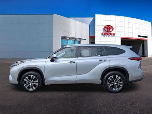 Used 2023 Toyota Highlander XLE AWD/4WD image 14