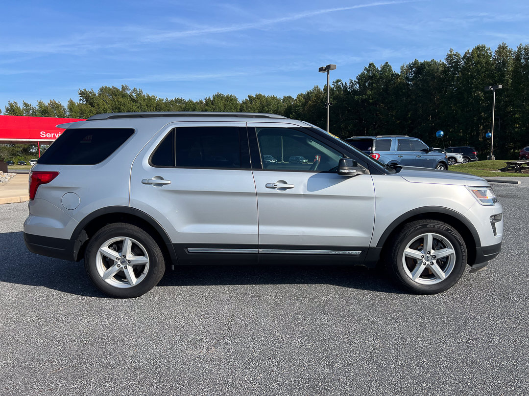 Used 2018 Ford Explorer XLT w/ Equipment Group 201A FWD image 10
