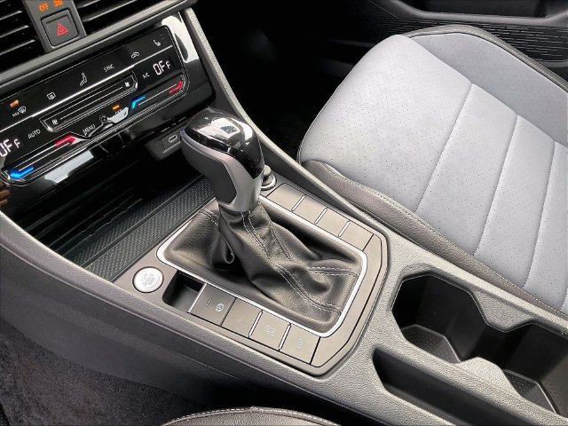 Certified 2025 Volkswagen Jetta SE w/ Sunroof Package FWD image 16