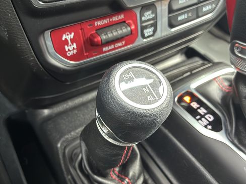 Used 2022 Jeep Wrangler Rubicon w/ Cold Weather Group AWD/4WD image 35