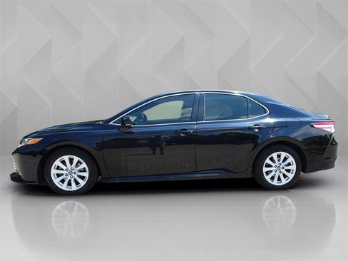 Used 2019 Toyota Camry LE image 2